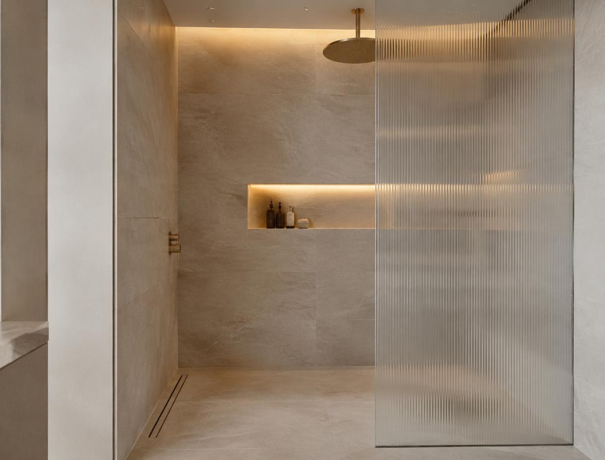 Walk-in shower: Ceiling rainfall head and concealed valve